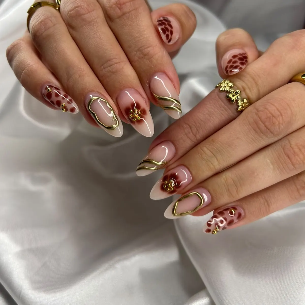 Mandelform in Nude mit dunkelroten Blüten, Goldlinien und feinen Perlen - Nageldesign von Lumara Aesthetica, Nagelstudio Rostock