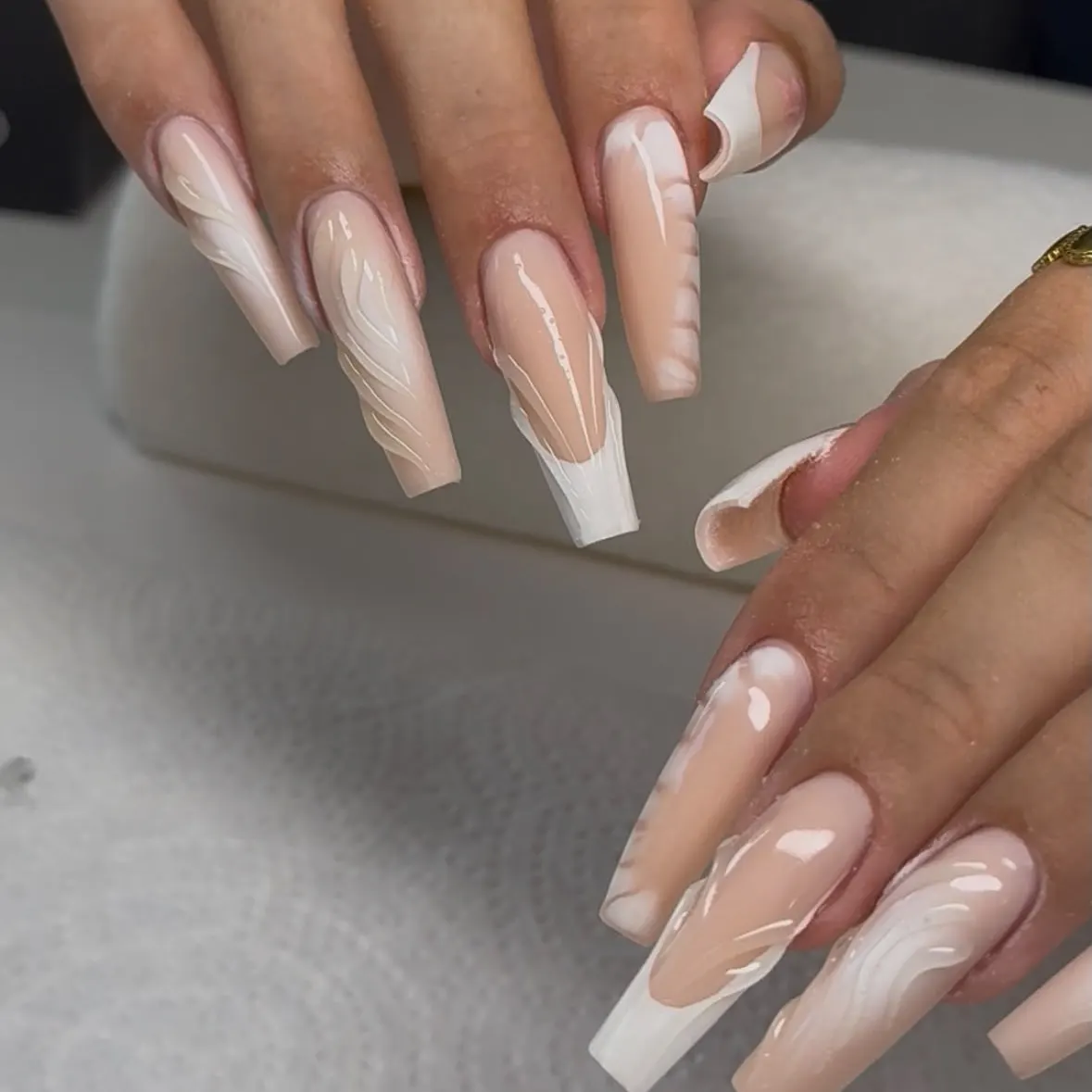 Lange Ballerinaform mit weißer French-Spitze und Wellenrelief - Nageldesign von Lumara Aesthetica, Nagelstudio Rostock