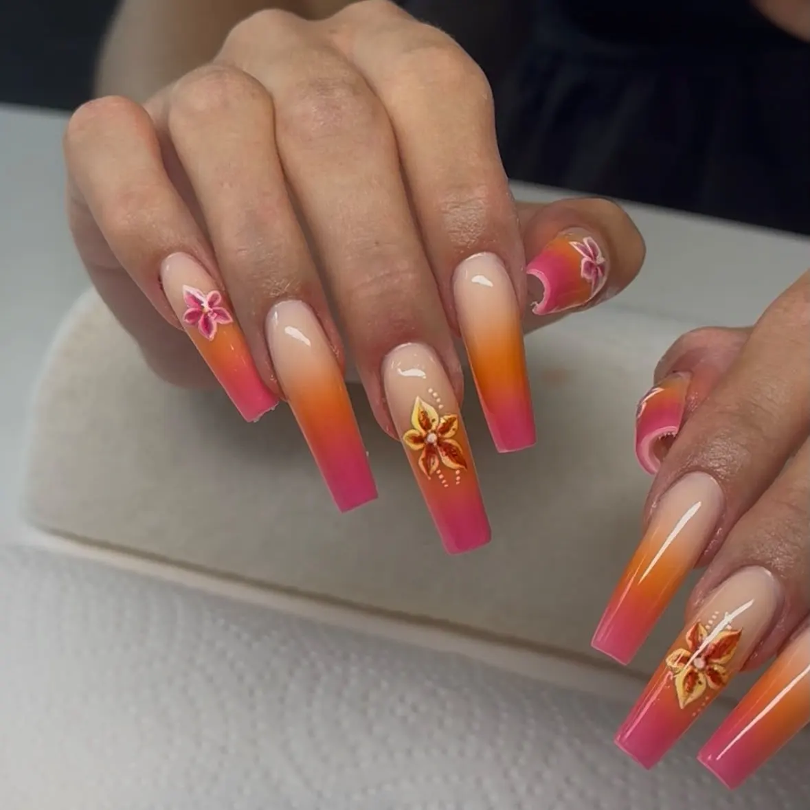 Ballerinaform mit Verlauf von Rosé zu Orange und gemalten Blüten - Nageldesign von Lumara Aesthetica, Nagelstudio Rostock