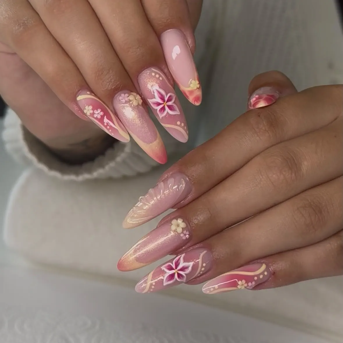 Lange Mandelform in Rosé mit pinken Blüten und Goldakzenten - Nageldesign von Lumara Aesthetica, Nagelstudio Rostock