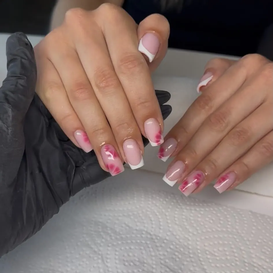 Kurze Form in Nude-Rosé mit zarten Blüten - Nageldesign von Lumara Aesthetica, Nagelstudio Rostock