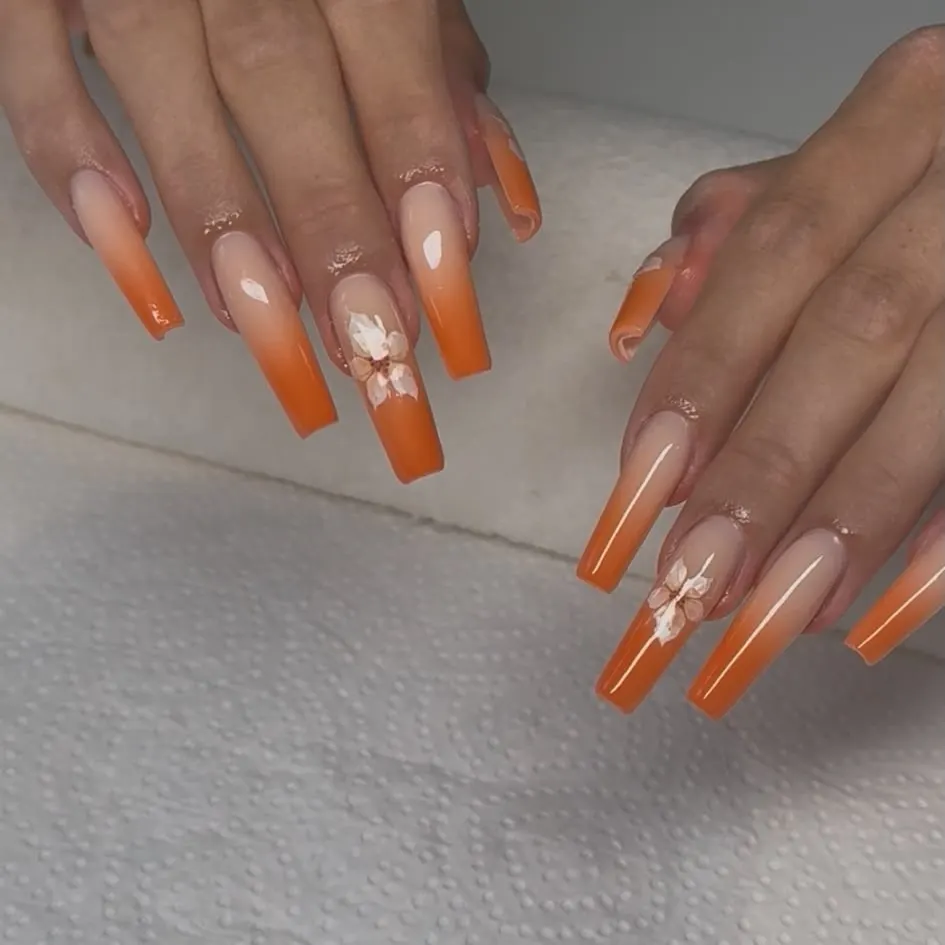 Lange Ballerinaform mit Verlauf in Orange und Goldakzent - Nageldesign von Lumara Aesthetica, Nagelstudio Rostock