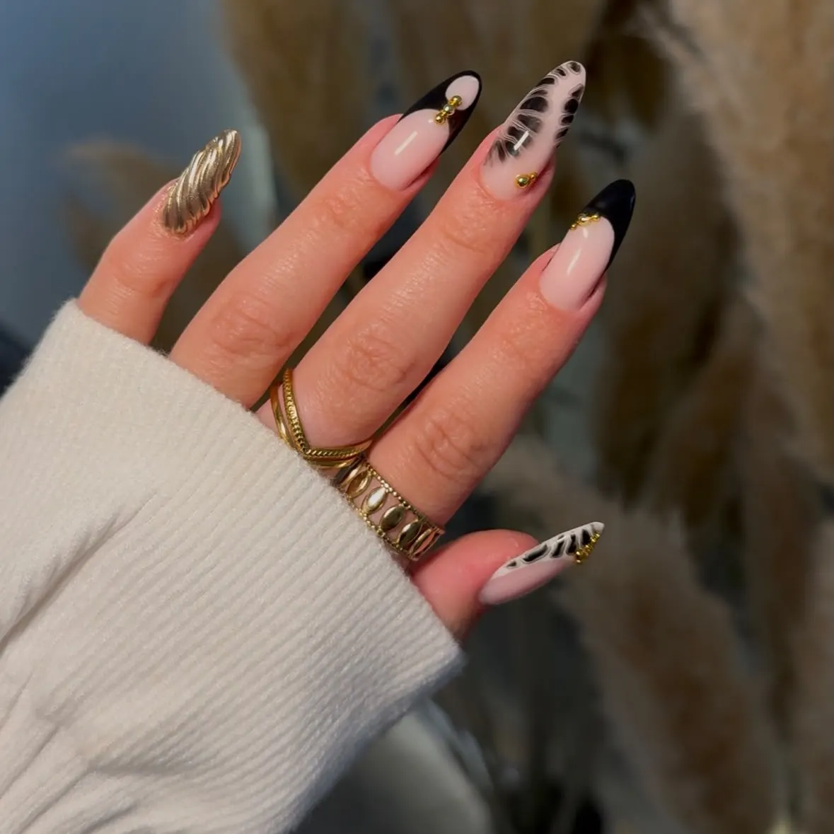 Lange Mandelform in Schwarz, Nude und Gold mit Muster und Perlen - Nageldesign von Lumara Aesthetica, Nagelstudio Rostock